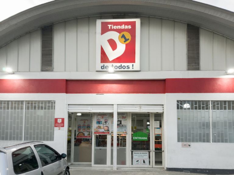 cierre de tienda D1 en el barrio las ferias de engativa de bogota colombia