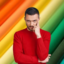 La IA y la psicología confirman los 3 colores de ropa que usan las personas más inteligentes