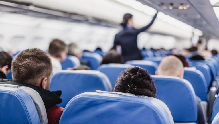 multas por levantarse del asiento del avion antes de que la aeronave se encuentre detenida