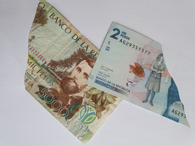 billetes colombianos rotos