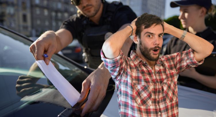 Toma aire antes de conocer cuál es la multa por no respetar la línea blanca en la calle: lo que muchos ignoran