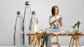 Foto ilustrativa de la nota titulada: Una botella de vidrio y aros de cortina se convierten en un objeto decorativo digno de revista con esta idea de reciclaje DIY