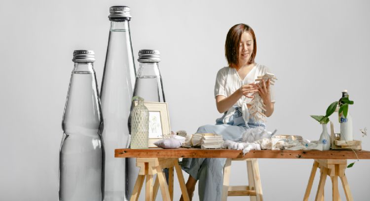Una botella de vidrio y aros de cortina se convierten en un objeto decorativo digno de revista con esta idea de reciclaje DIY
