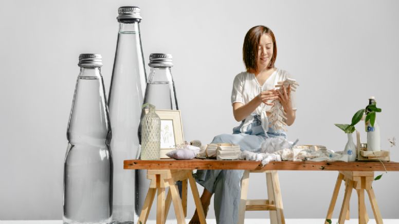 Una botella de vidrio y aros de cortina se convierten en un objeto decorativo digno de revista con esta idea de reciclaje DIY