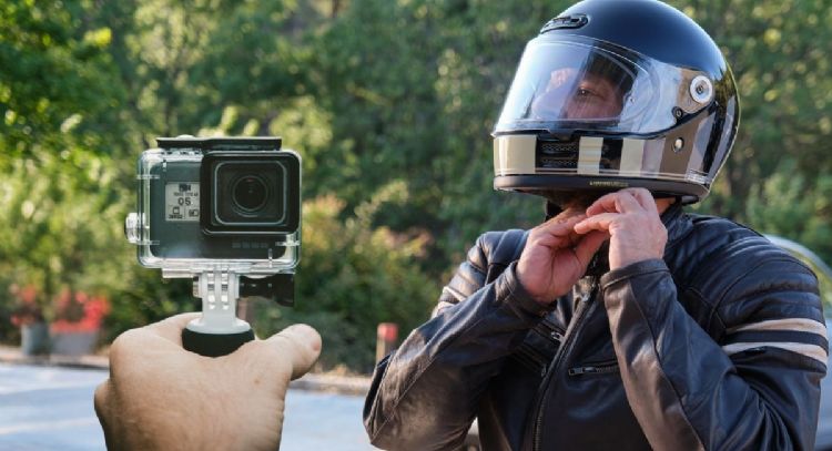 De cuánto es la multa para motociclistas por llevar cámara GoPro en el casco en Colombia