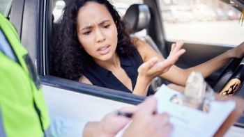 Multas: millones de colombianos pueden pagar casi 900.000 pesos si se olvidan este elemento para conducir