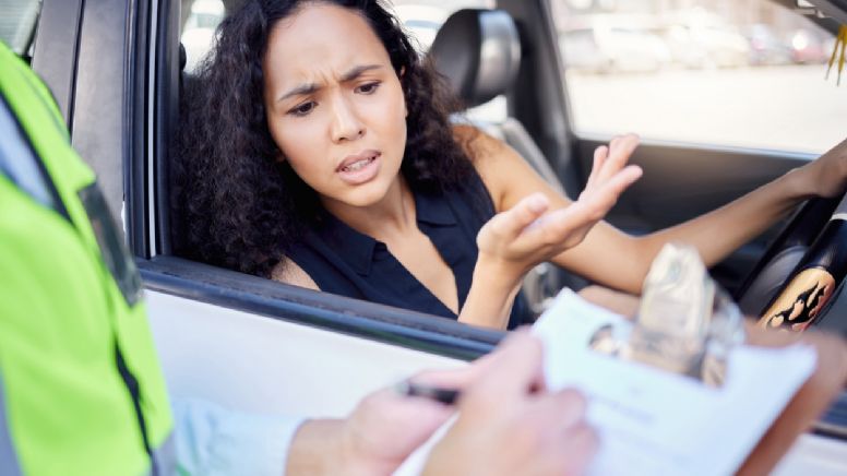 Multas: millones de colombianos pueden pagar casi 900.000 pesos si se olvidan este elemento para conducir