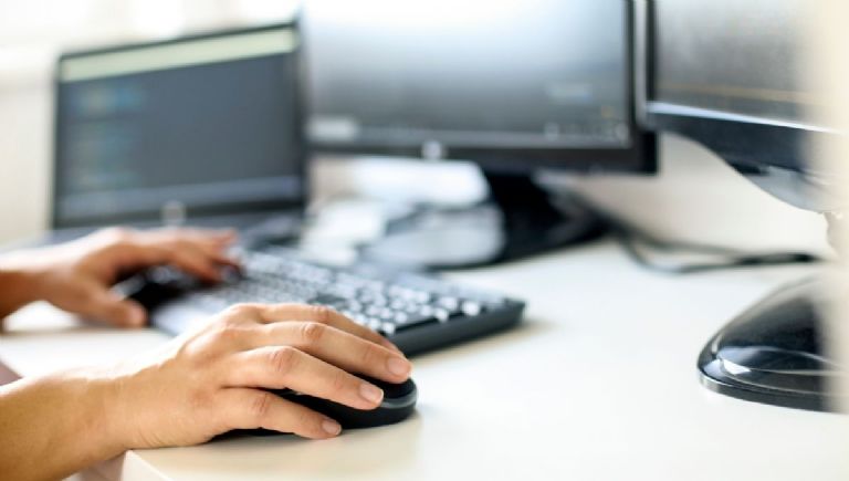 cuanto gana un profesional IT en colombia salario