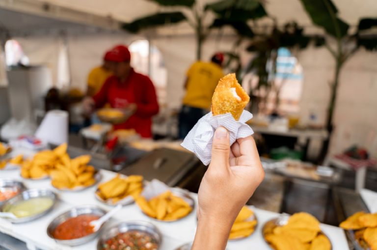 empanada frita colombiana callejera