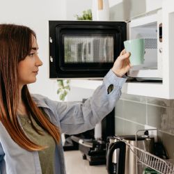 Qué ocurre si colocas rodajas de limón dentro del microondas