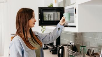 Qué ocurre si colocas rodajas de limón dentro del microondas