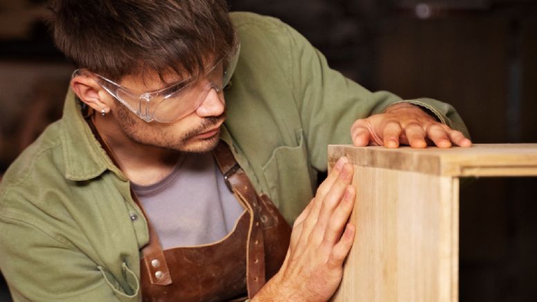 Cómo eliminar rayones y marcas en los muebles de madera