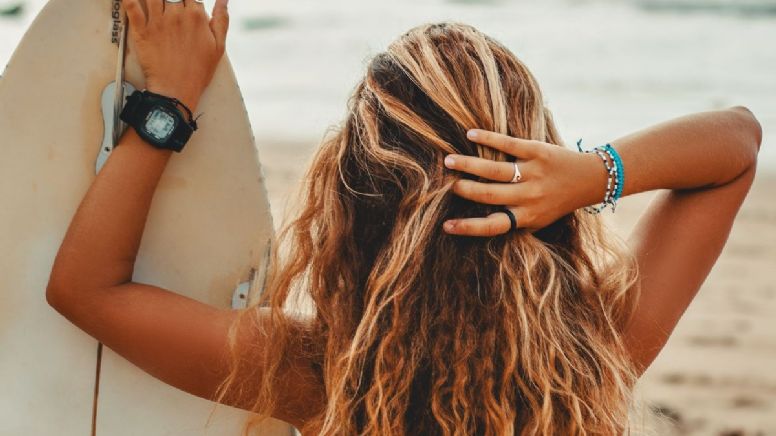8 consejos para cuidar y proteger el pelo del sol, el mar y la arena