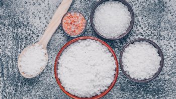 Por qué la sal fina sala más que la sal gruesa