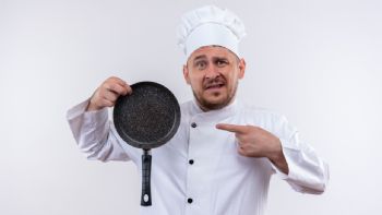 2 trucos de cocina para limpiar las sartenes y que queden impecables