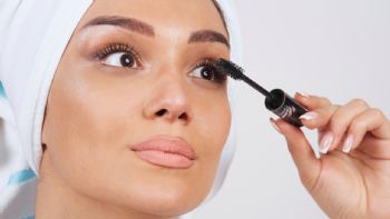 Cómo usar máscara de pestañas de colores correctamente