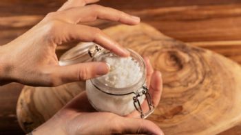 Cómo limpiar un frasco usando un poco de detergente y arroz