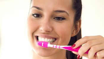 Cómo quitar la placa y el sarro de los dientes de manera natural