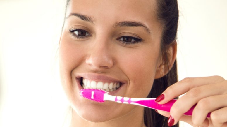 Cómo quitar la placa y el sarro de los dientes de manera natural