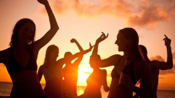 El destino colombiano que cautiva a los turistas con sus playas y fiestas temáticas