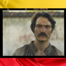 Qué productos de origen colombiano aparecen en la serie 'Cien años de soledad' de Netflix