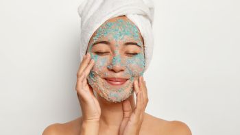 Paso a paso para hacer una mascarilla facial contra las manchas oscuras