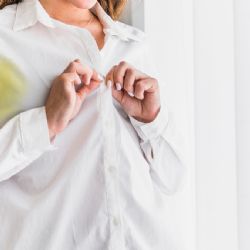 4 trucos para quitar las manchas de sudor de las prendas blancas