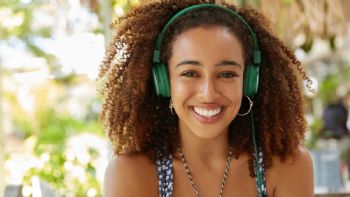 Qué canciones están de moda en Colombia, según Apple Music