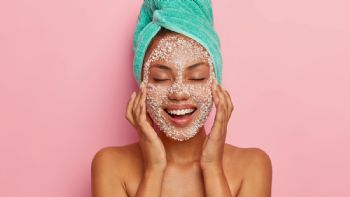 Mezclando coco y jengibre, aprende a hacer un exfoliante corporal