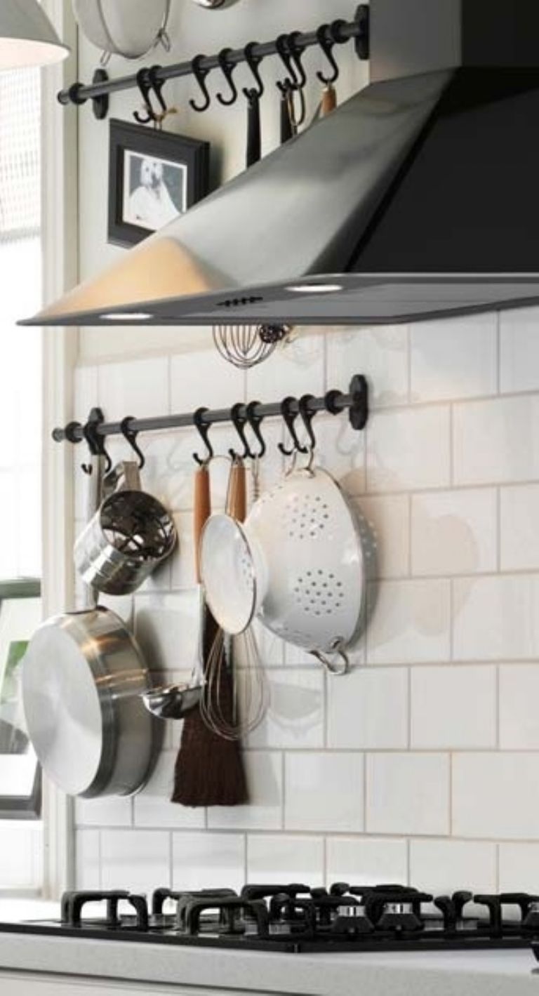 cocina con ganchos y rieles metalicos tendencia 2026 diseno de interiores