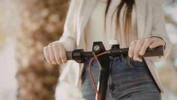 A partir de qué edad se puede utilizar patineta eléctrica en Colombia en la vía pública
