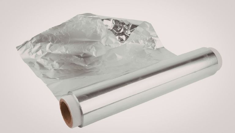 truco casero para reconocer humedad o filtraciones en la pared con papel aluminio