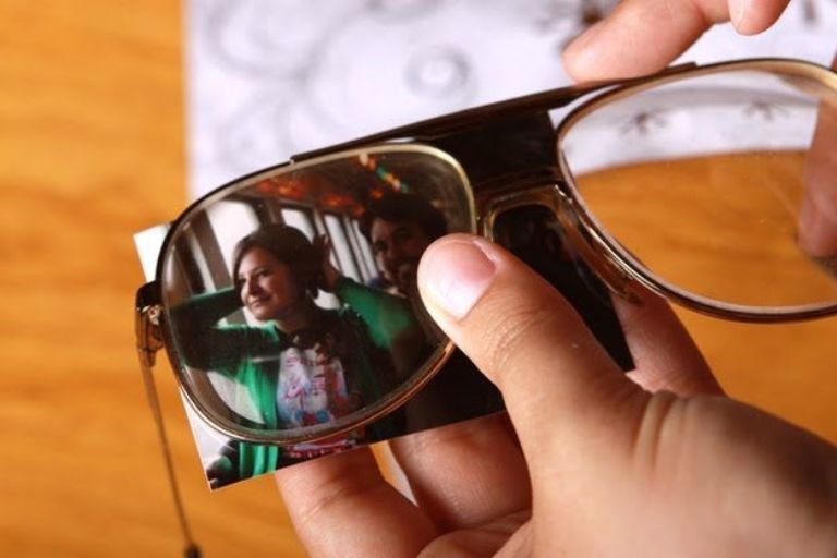 reciclar lentes viejos monturas de gafas para hacer portaretratos con fotos