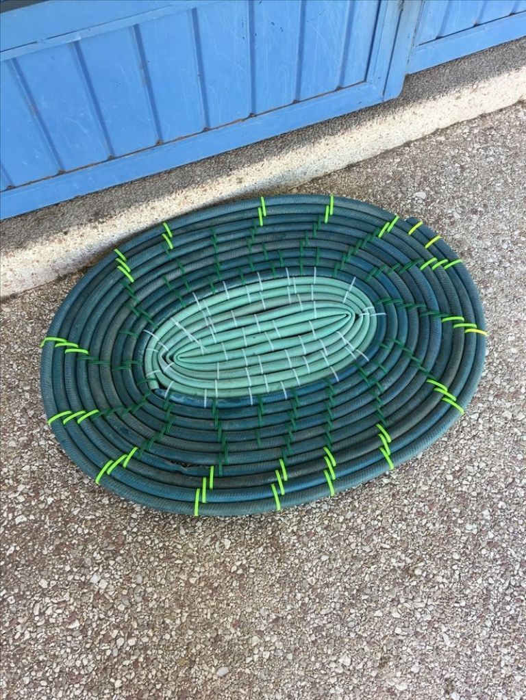 reciclar manguera vieja de jardin para hacer alfombra resistente
